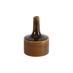 Carl-HenRY Stalhane, Piccolo vaso a collo lungo con smalto marrone, Svezia, anni '60
