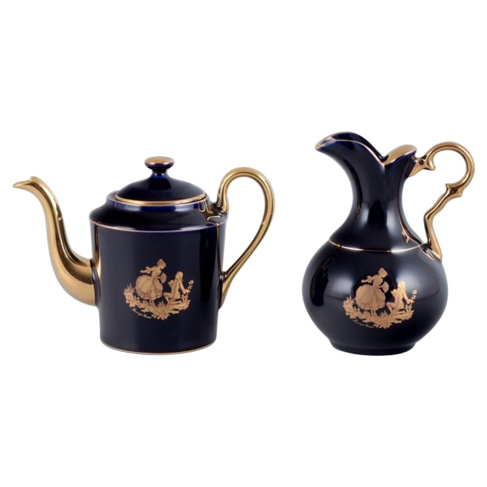 Limoges, Francia. Cafetera y jarra de agua en miniatura de porcelana.