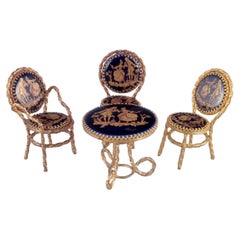 Limoges, France. Table et chaises miniatures en laiton et porcelaine.