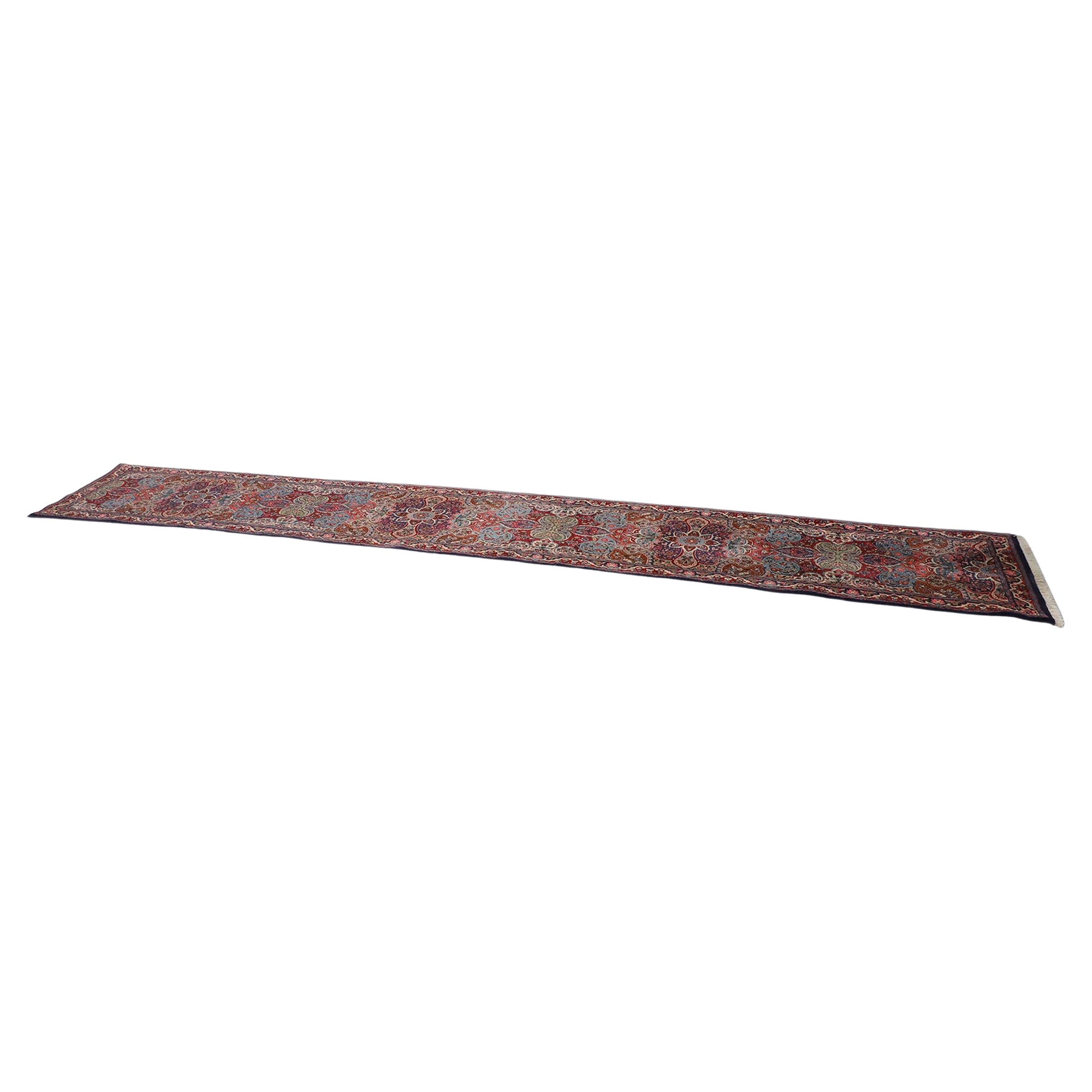 Persischer 17 Fuß langer Vintage-Woll-Läufer mit Blumenmotiv und rotem Hintergrund im Angebot