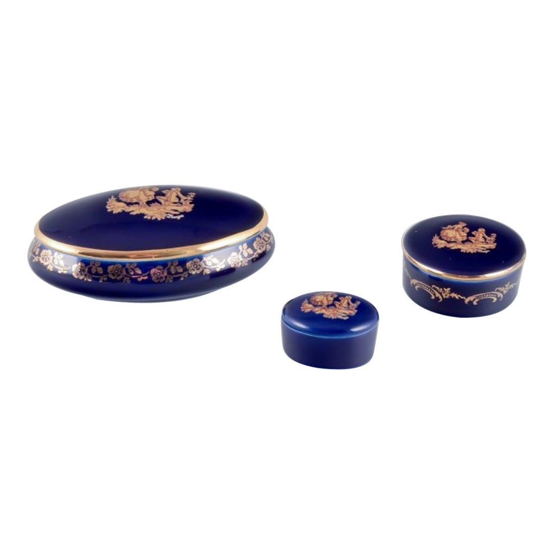 Limoges, Francia. Tres cajas / tarros con tapa en miniatura de porcelana. en venta