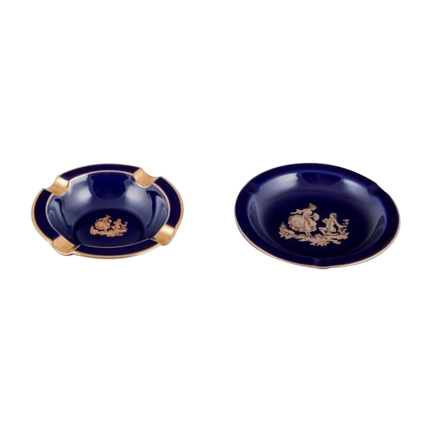 Limoges, France. Deux petits bols en porcelaine décorés de feuilles d'or 22 carats.