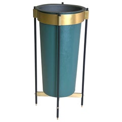 Porte-parapluies ou poubelle en laiton italien du milieu du siècle et en simili-cuir surpiqué.