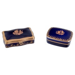 Limoges, France. Two porcelain boxes with lid decorated with 22-karat gold leaf