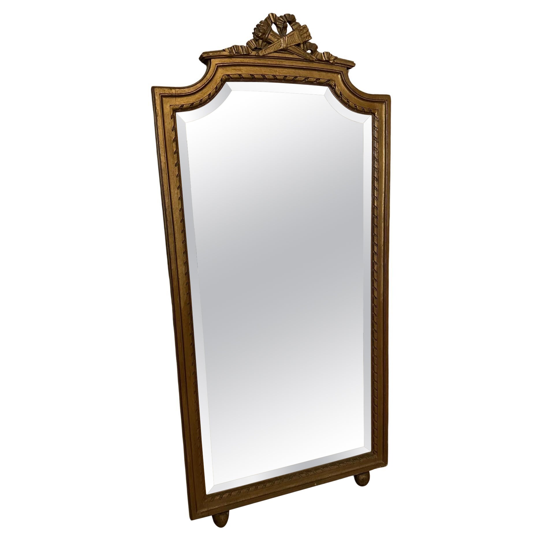 20e siècle Miroir en bois doré et biseauté de style Louis XVI