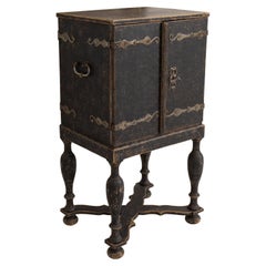 XVIIIe siècle Armoire à épices suédoise d'époque baroque peinte en noir sur Stand