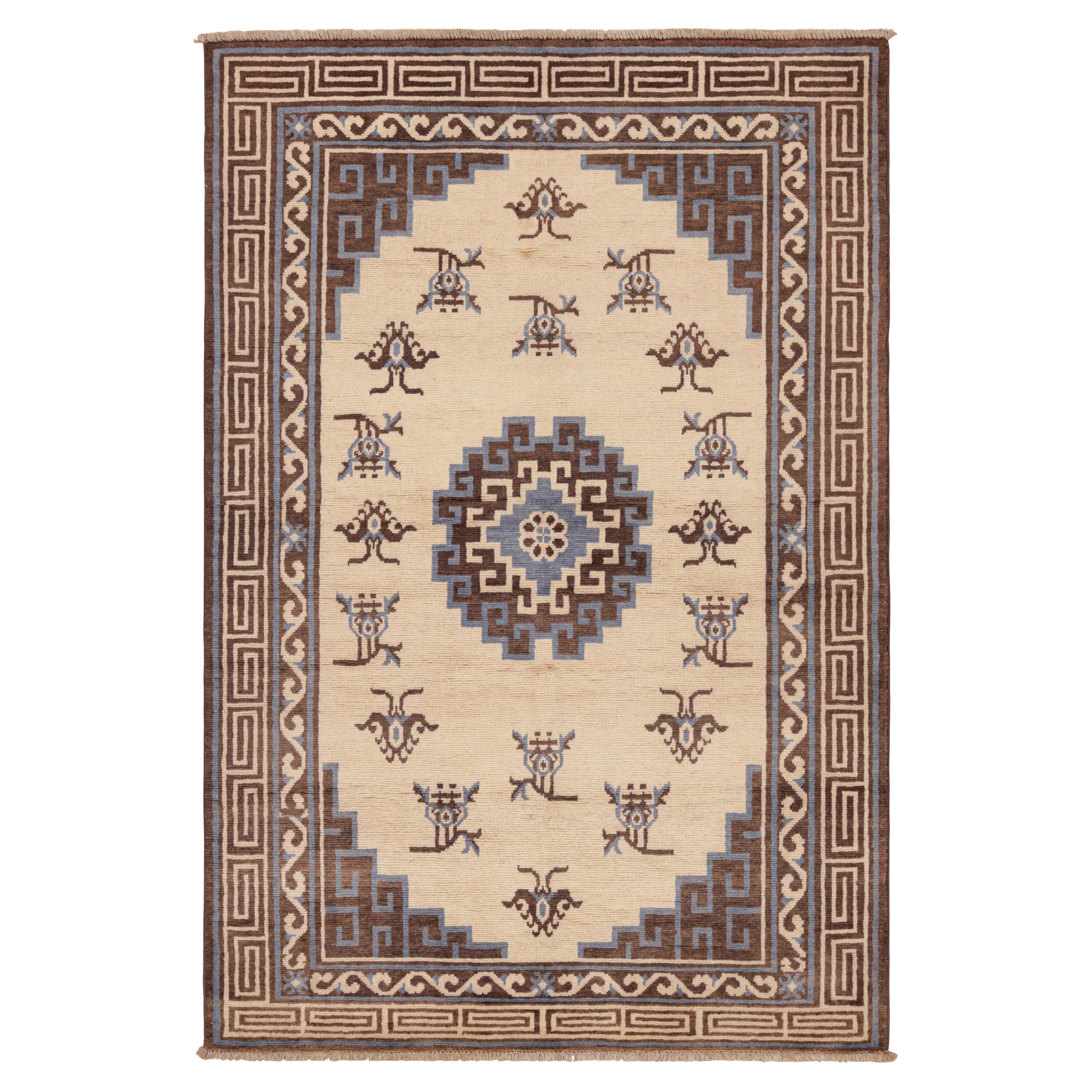 Rug & Kilim's Art Deco Style Teppich mit Medaillon und Schmetterlingsmustern