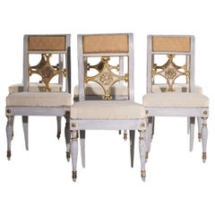 Set di sei sedie da sala da pranzo in stile neoclassico bianco-grigio dell'Ottocento italiano
