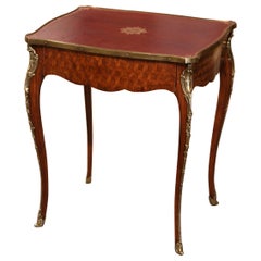 Tavolino francese Luigi XV del XIX secolo con piano in pelle intarsiato in noce e bronzo