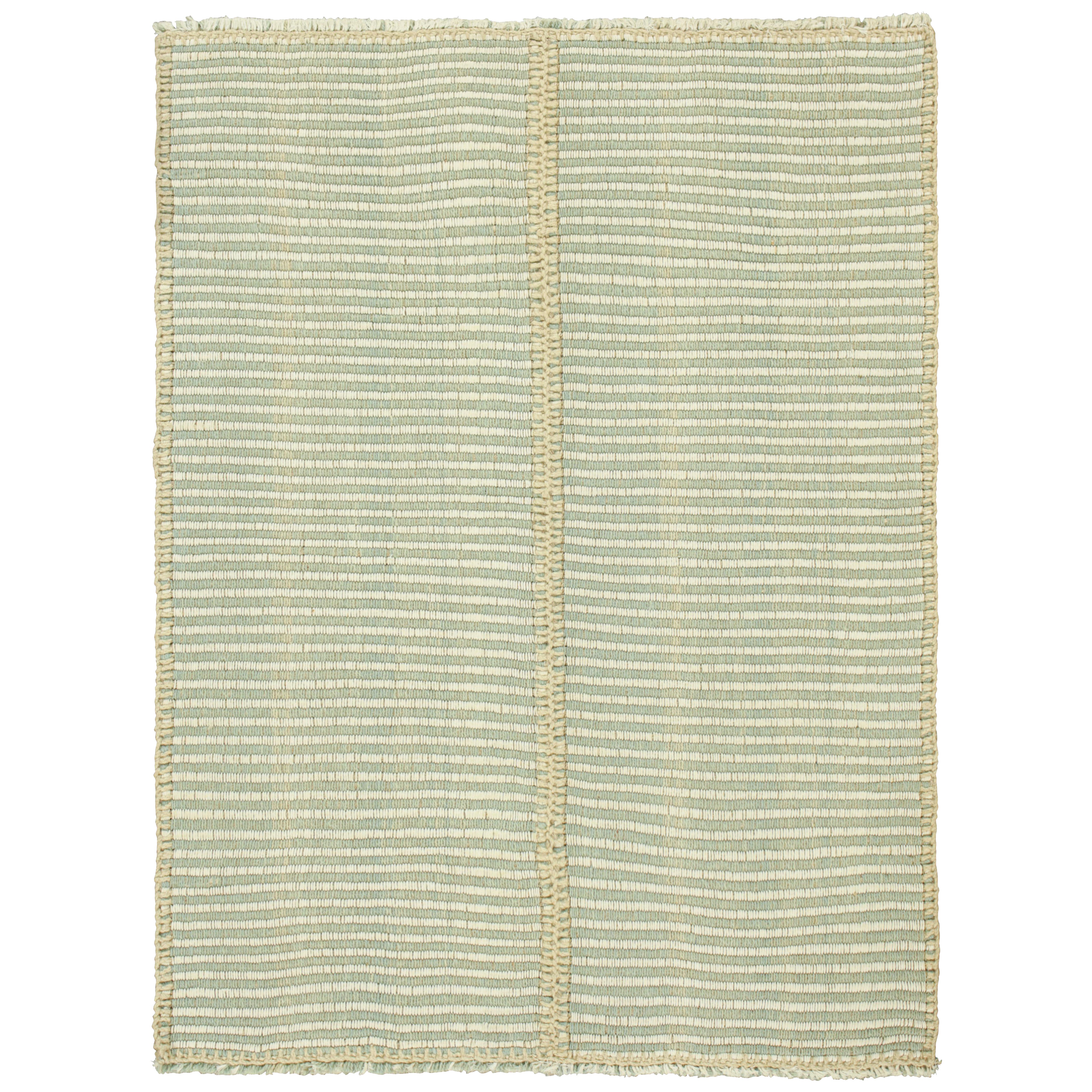 Rug & Kilim è un kilim contemporaneo a strisce testuali bianche, avorio e blu.