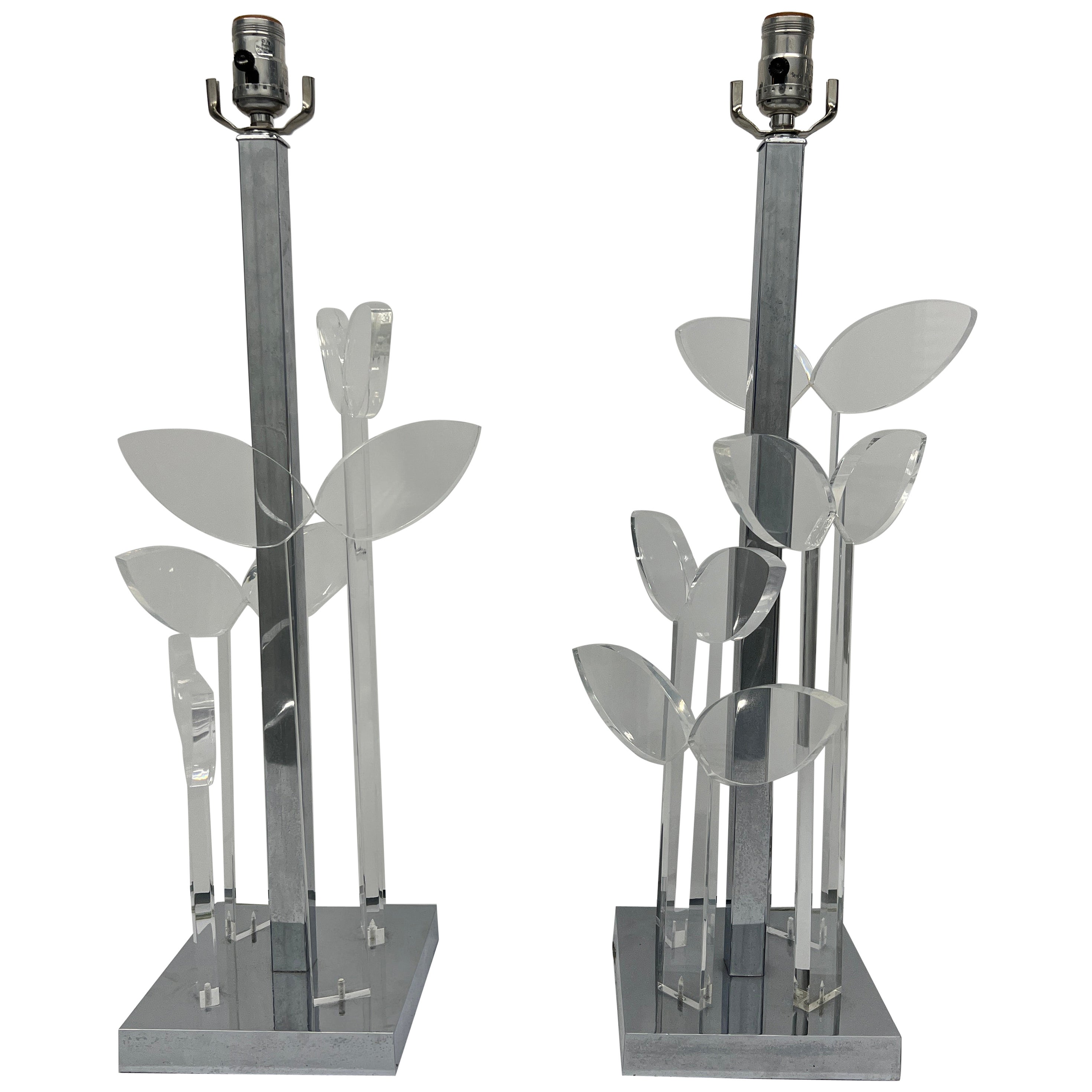 Pr. Beth Weissman MCM Lámparas de sobremesa de cromo y lucite con motivos florales de mariposas C. 1974 en venta