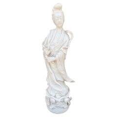 Blanc De Chine Chinoiserie-Porzellanfigur von Quanyin aus Quanyin