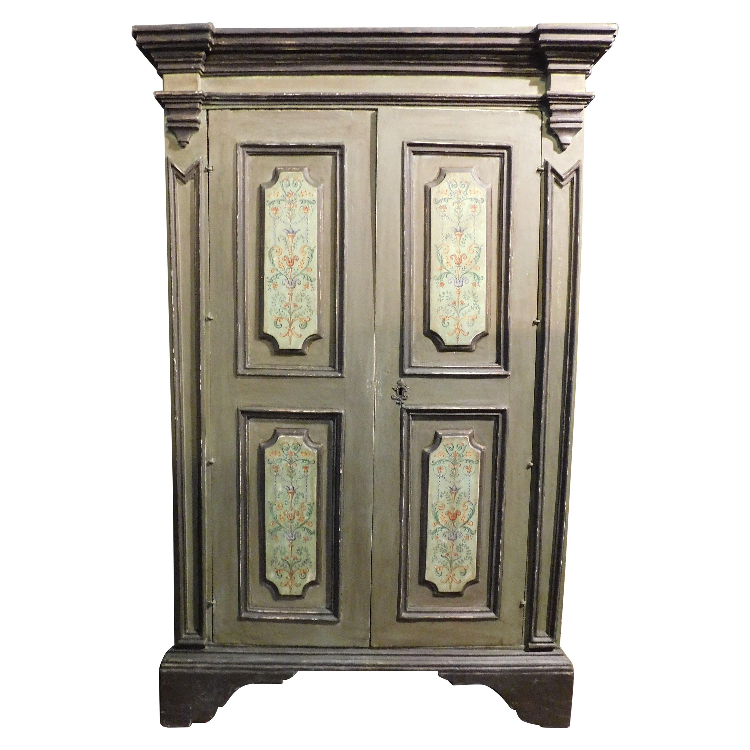 Armario de dos puertas de madera tallada y pintada, Italia en venta