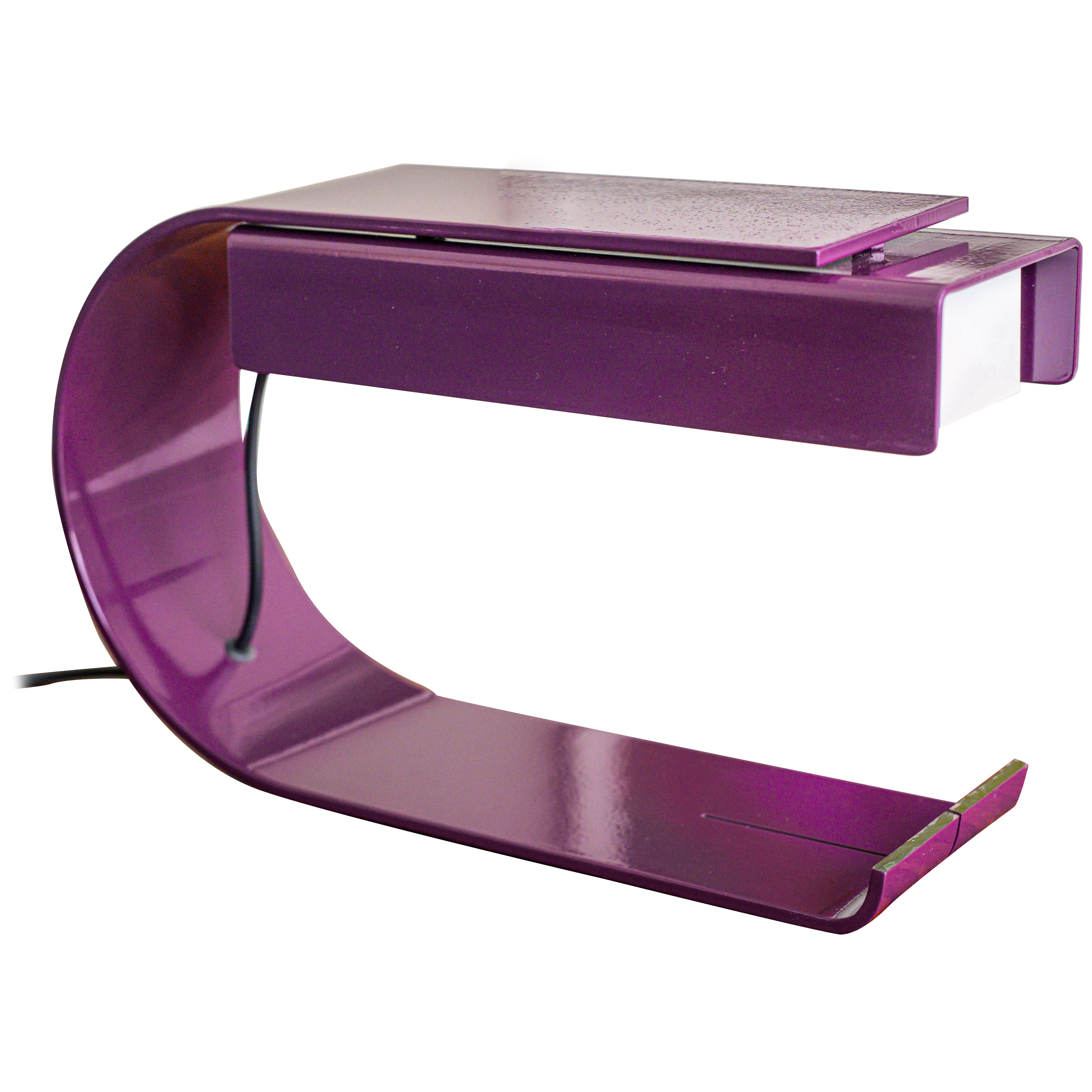 Le ultime 5 lampade da tavolo CG01 VB Aubergine, disegnate nel 1968, sono state modificate e numerate.