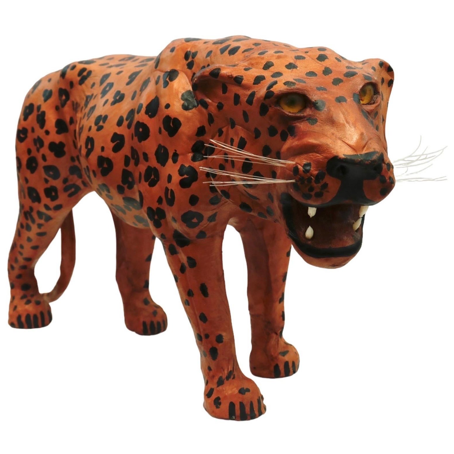 Escultura de leopardo envuelta en cuero en venta