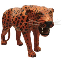 Escultura de leopardo envuelta en cuero