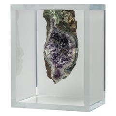 Brasilianischer Amethyst-Geode mit Basalt, montiert in originalem Acrylsockel