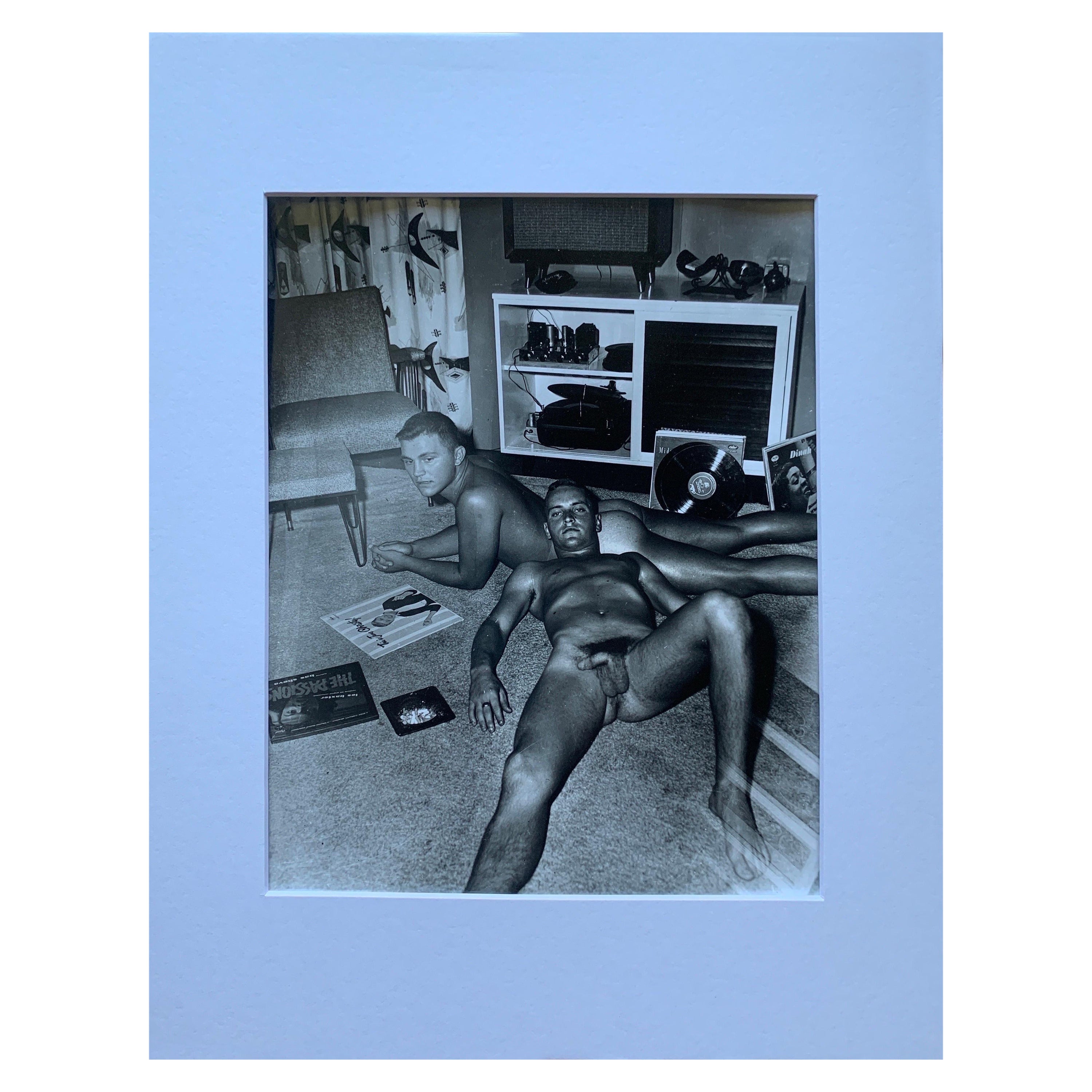 Vintage 1950s Hombre Original Desnudo Foto de Hermanos Jugando Discos