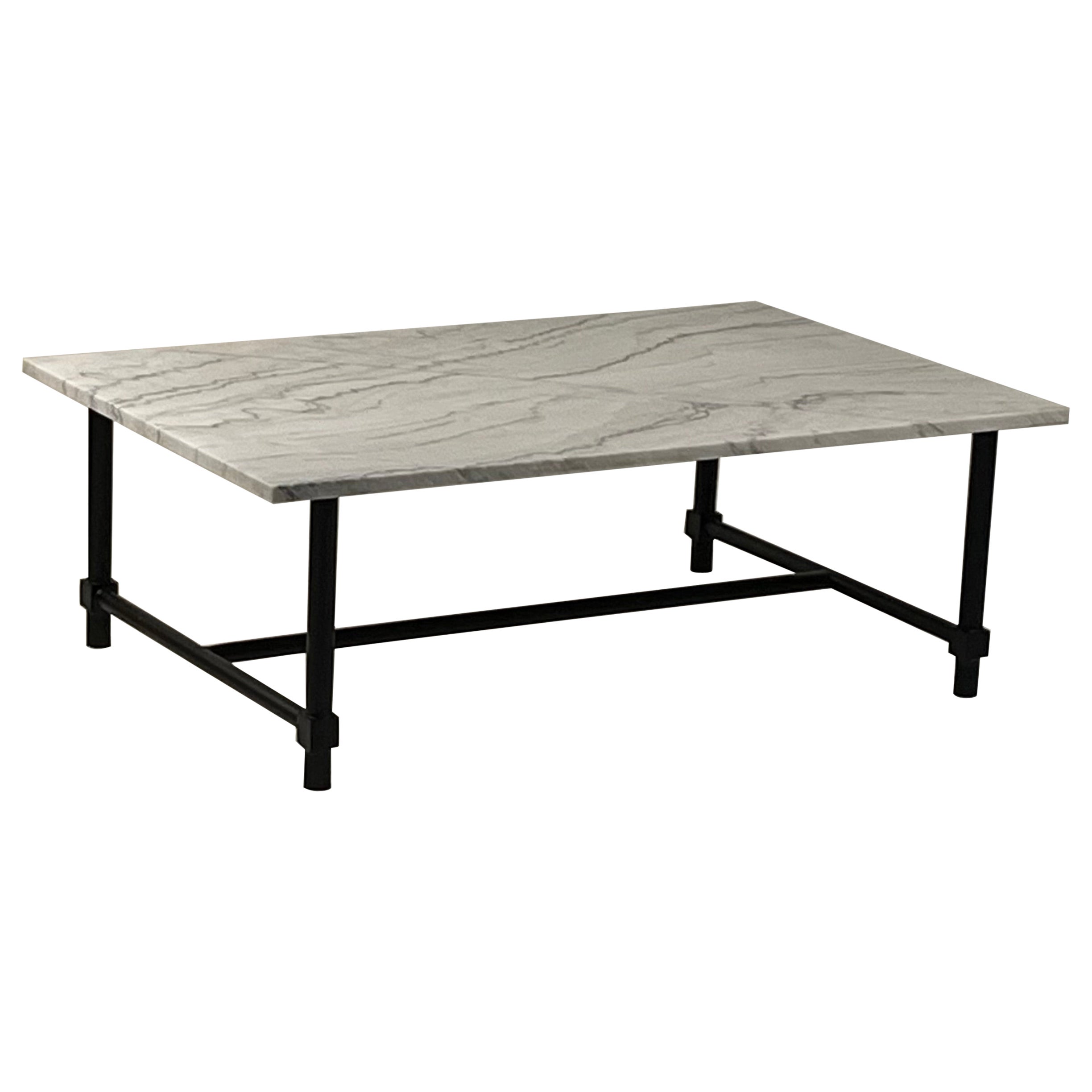 Table basse chic 'Balustre' en fer noirci et marbre adouci par Design Frères en vente