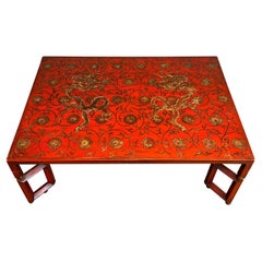 Mesa de centro grande lacada en rojo con decoraciones chinas doradas
