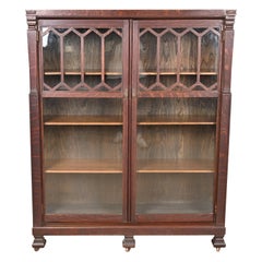 Librería doble antigua Arts & Crafts de roble tallado con frente de cristal, Circa 1900