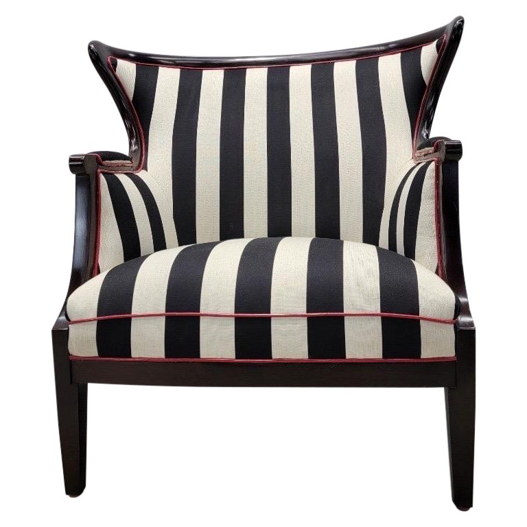 Sedia da salotto Wingback di Baker Furniture in stile Regency, appena rivestita in pelle rossa di alta qualità e tessuto a righe bianche e nere. 

Questa sedia da salotto Classic Wingback di Baker Furniture è stata rivestita di recente, dando un