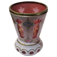 Rare et important vase floral en verre de Moser peint à la main, blanc et canneberge, 19e siècle