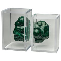 Set von Malachiten in freier Form, montiert in originalem Acrylsockel