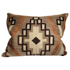 Almohada monumental de tejido indio navajo de principios del siglo XX