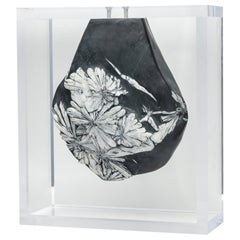 Pierre Chrysantemum montée dans une base en acrylique de conception originale