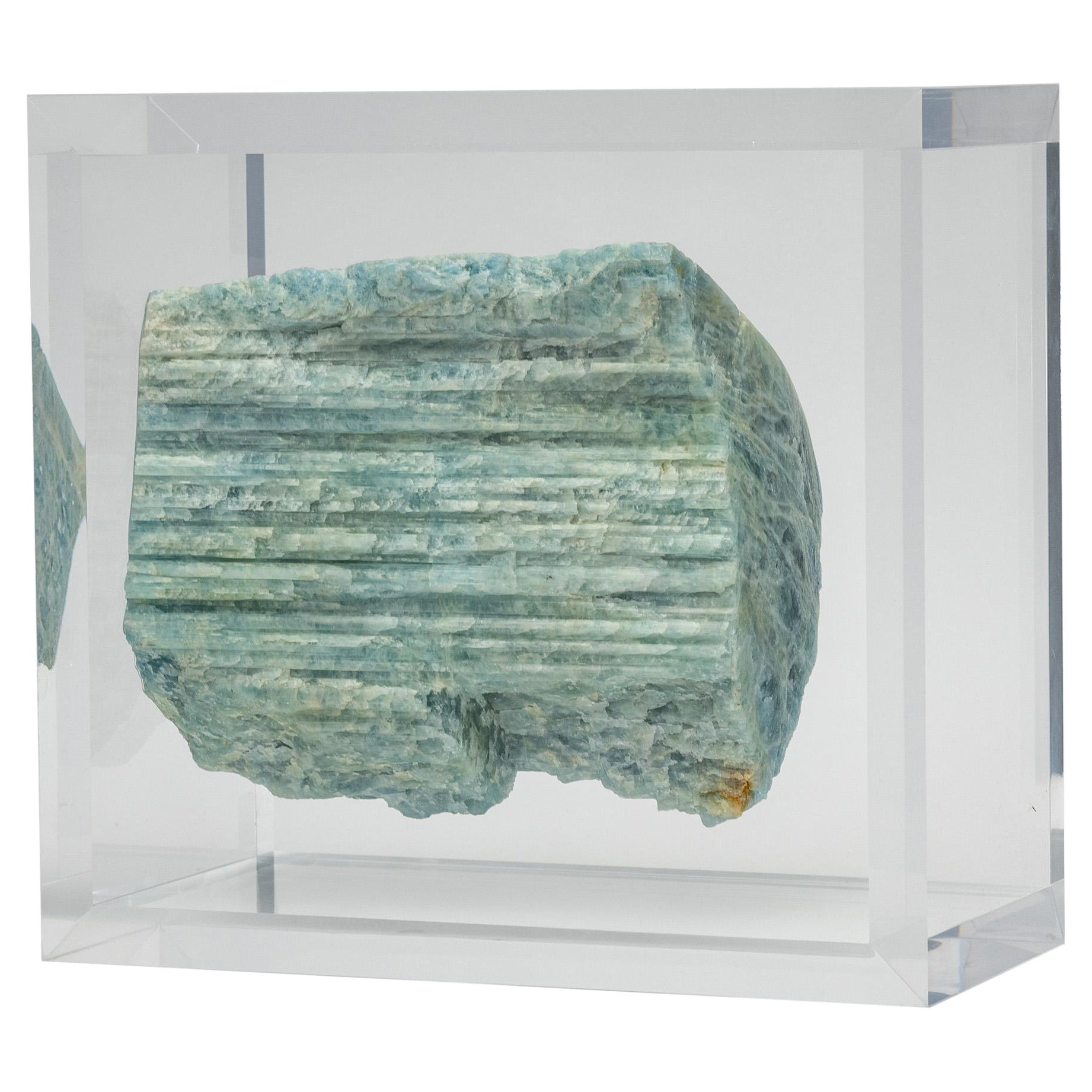 Acquamarina montata in una base acrilica dal design originale
