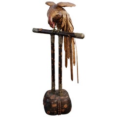 Sculpture ancienne d'un coq sur une base, dorée au feu et peinte