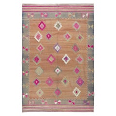 6x9 Ft Vintage Handmade Turkish Kilim Rug in Faded Red with Geometric Design (Tapis Kilim turc vintage fait à la main en rouge délavé avec un design géométrique)