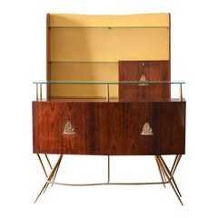 Counter de bar du milieu du siècle dernier en bois, laiton et verre. Production artisanale italienne.
