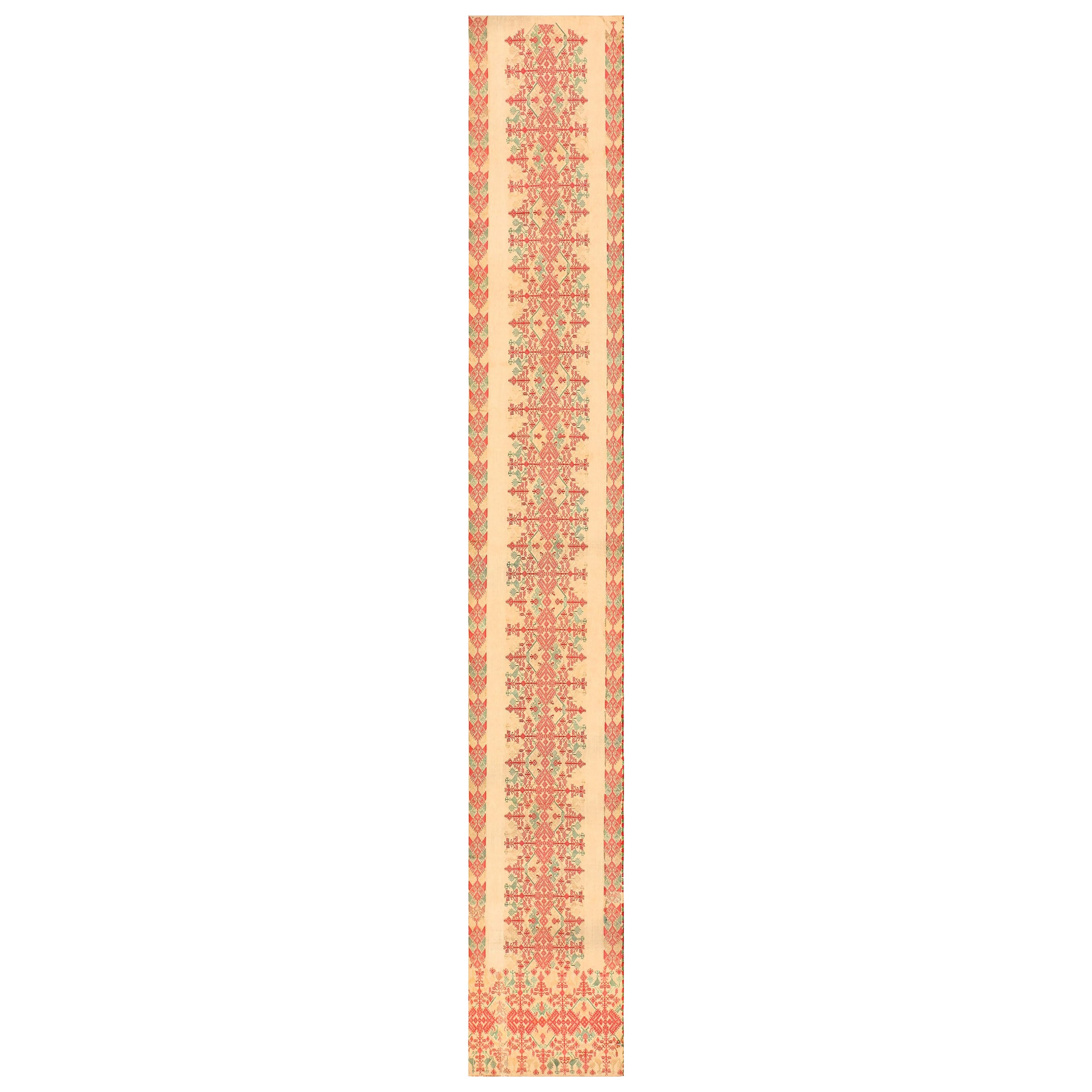 Textil Artístico Bordado Griego Antiguo Largo y Estrecho 1'8" x 10'9"