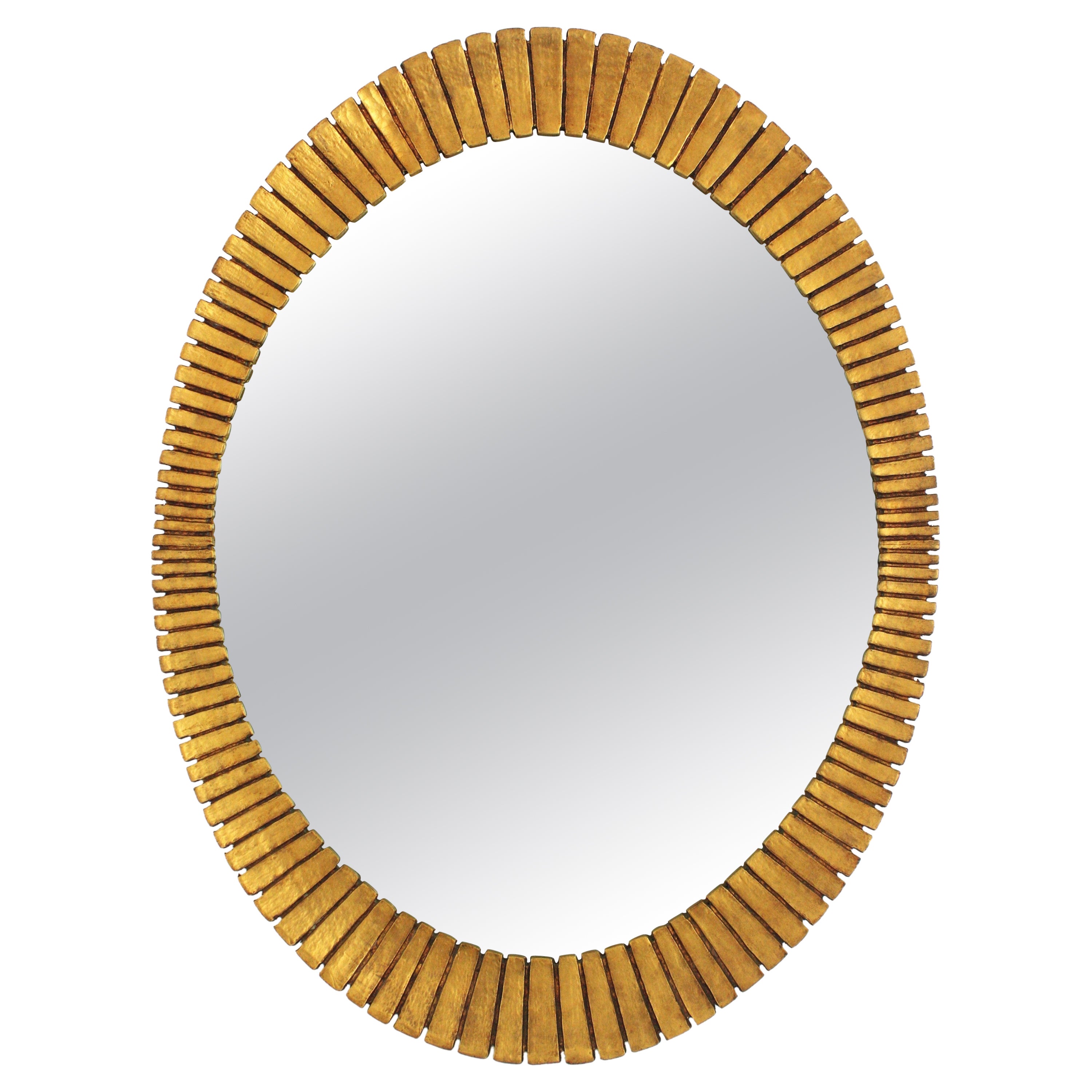 Francisco Hurtado Ovaler Spiegel aus Giltwood mit Wellenschliff