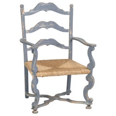 Antiker schwedischer Stuhl mit Leiterrückenlehne in altem Plain und extra großformatigem Maßstab
