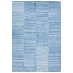 Tapis kilim moderne en laine à tissage plat avec motif de rayures en bleu de jean