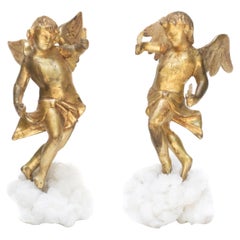 Paar italienische vergoldete Engel des 18. Jahrhunderts mit Quarzkristallen auf Aragonit