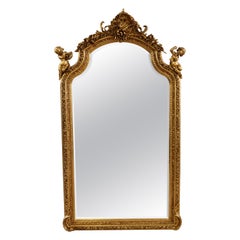 Monumentale specchio d'oro Luigi XVI in stile francese con motivo putti e cherubini, alto 7'.