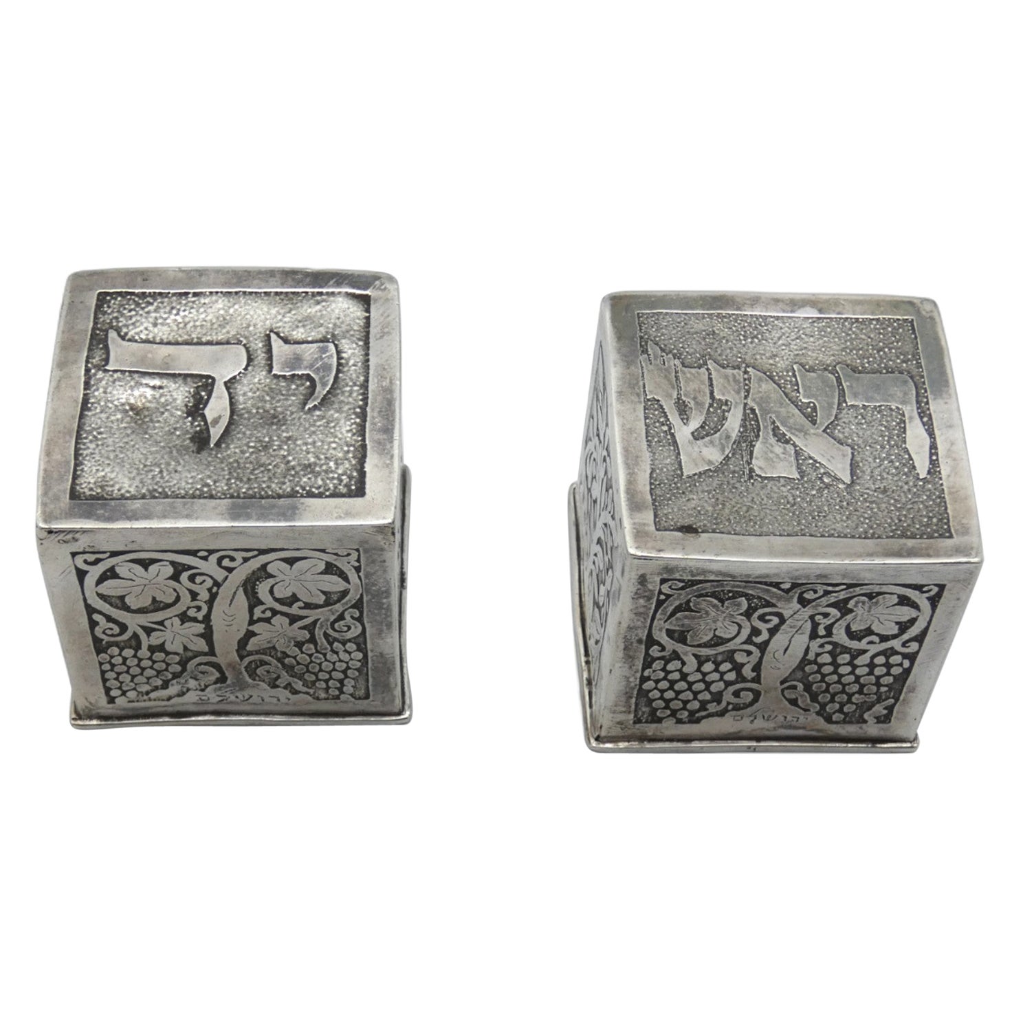 Una rarissima coppia di copri tefillin in argento realizzati da Bezalel a Gerusalemme, CIRCA 1925.

La tecnica di incisione all'acido con cui sono stati realizzati questi tefillin, accompagnata dal classico design Bezalel, è davvero notevole.