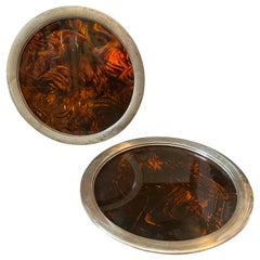 Coppia di vassoi rotondi in lucite finta tartarugata della metà del secolo scorso di Guzzini