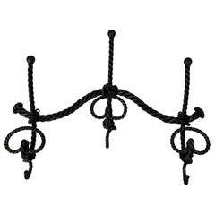 Porte-manteau en fer forgé torsadé. Travail en français