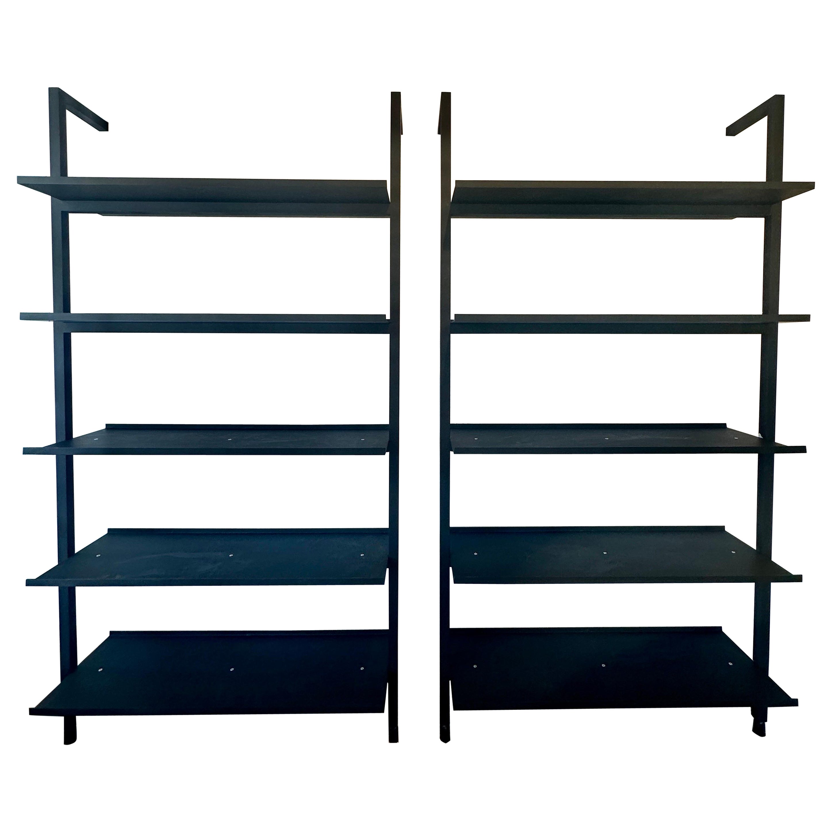 Etagère murale en métal noir surdimensionnée et conçue sur mesure (ONE Avail) en vente