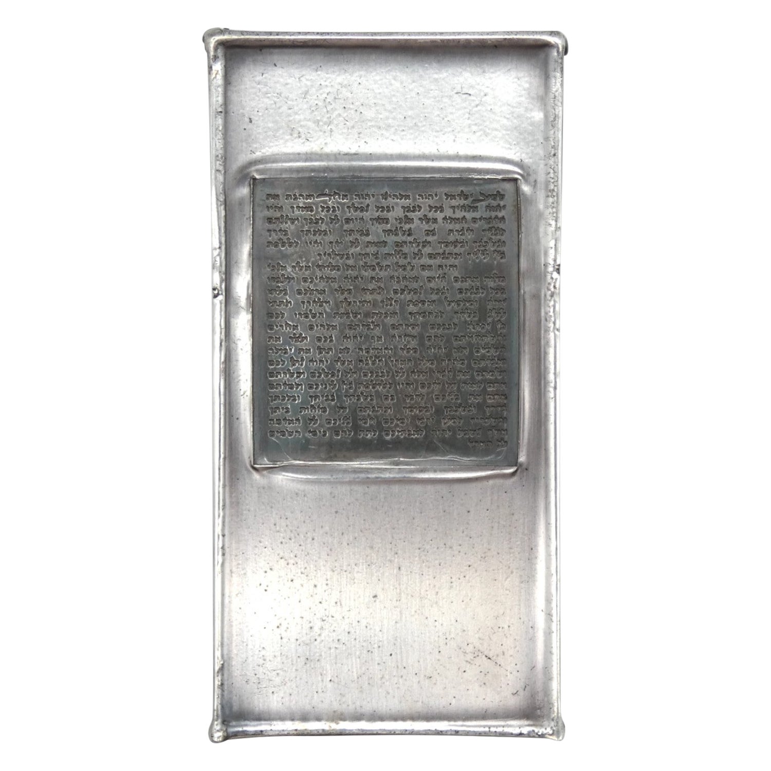 Una caja de mezuzah chapada en cobre y plata, por Stanley Lechtzin, 1983. Judaica