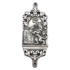 Un estuche de plata para mezuzá de Henryk Winograd, Nueva York 1984. Judaica