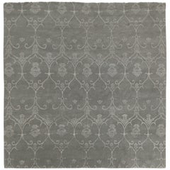 Rug & Kilim è un tappeto quadrato in stile classico di colore grigio con motivi floreali a traliccio.