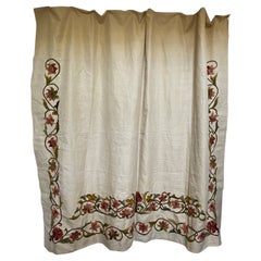 19ème siècle Crewelwork Embroidery Linen Hanging Curtain Bedspread 79" high 83'L