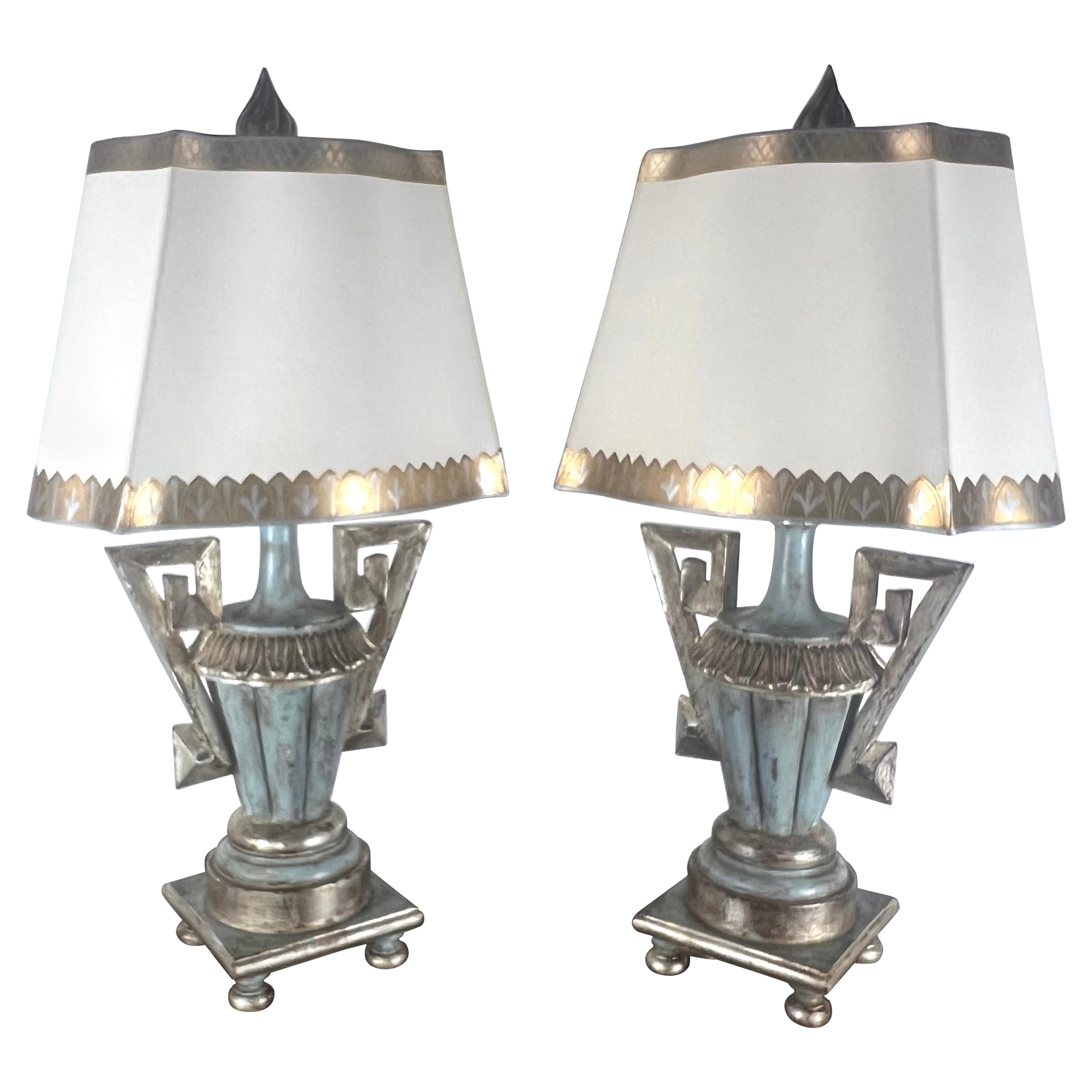 Paire de  Lampes urnes peintes et parcellaires dorées avec abat-jour en parchemin