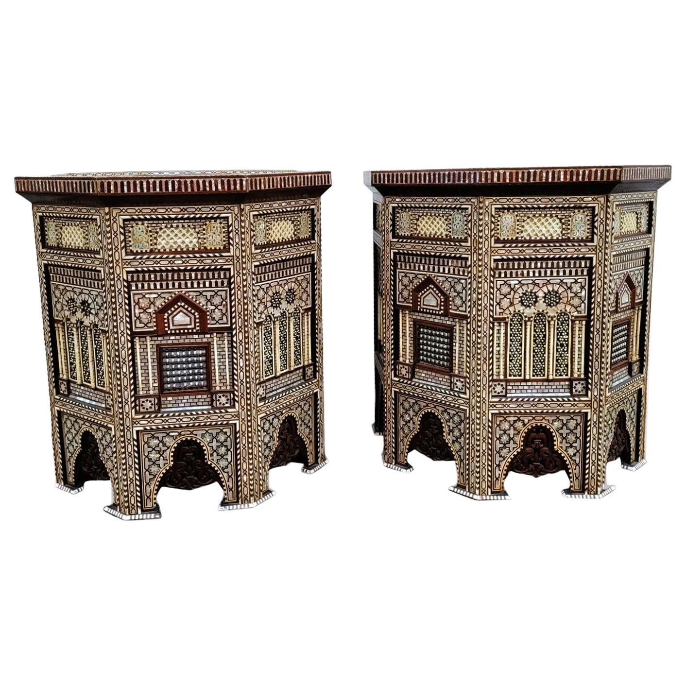 Pareja De Mesas Orientales Altas Y Grandes De Pedestal En Marquetería, Siglo XX en venta